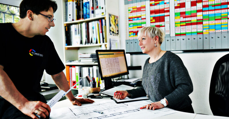 Mitarbeiter der Friedrich GmbH bei Arbeiten im Bereich Heizung, Sanitär und Gebäudetechnik