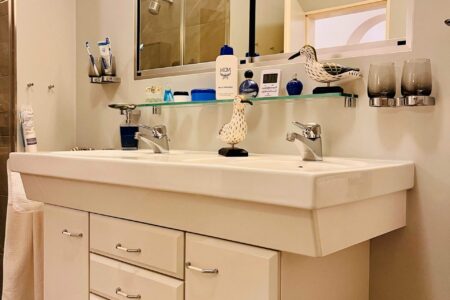 Badezimmer mit Doppelwaschbecken und Spiegel