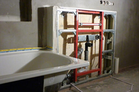 Badsanierung mit eingebauter Badewanne und Vorwandinstallation für die Sanitäranschlüsse.
