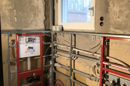 Badsanierung mit Vorwandinstallation, Unterputz-Spülkasten sowie verlegten Wasser-, Abwasser- und Elektroleitungen.