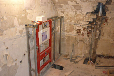 : Einbau eines Vorwandelements für ein Wand-WC mit Metallständerwerk in einem entkernten Badezimmer.