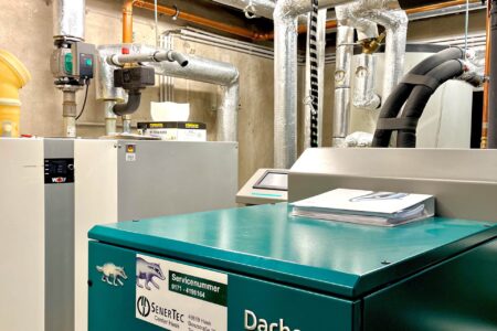 Dachs 5.5 Heizungsanlage mit Rohrleitungen und weiteren Heiztechnik-Komponenten im Heizungsraum