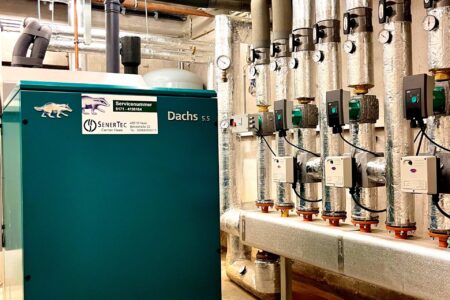 Dachs 5.5 Heizungsanlage mit isolierten Rohrleitungen und Umwälzpumpen im Heizungsraum