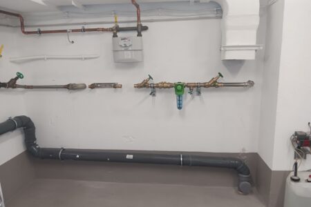 Trinkwasserinstallation im Technikraum mit Wasserfilter, Absperrarmaturen und neu verlegten Rohrleitungen.