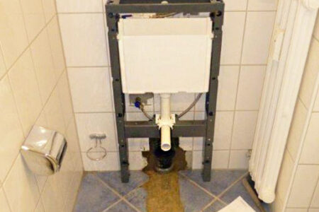 WC-Vorwandelement mit Unterputz-Spülkasten während der Installation in einem gefliesten Badezimmer.